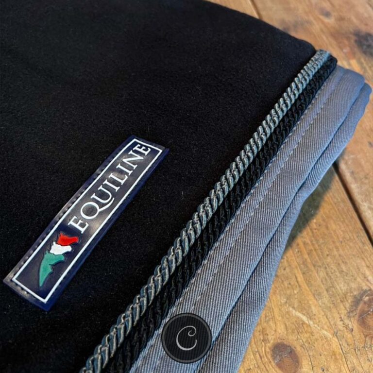 Voorraad Equiline Fleece deken Hugo Zwart Grijs