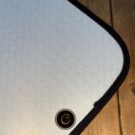 Mattes Wit dekje met zwart en afgewerkt met een naturel schoft bontje