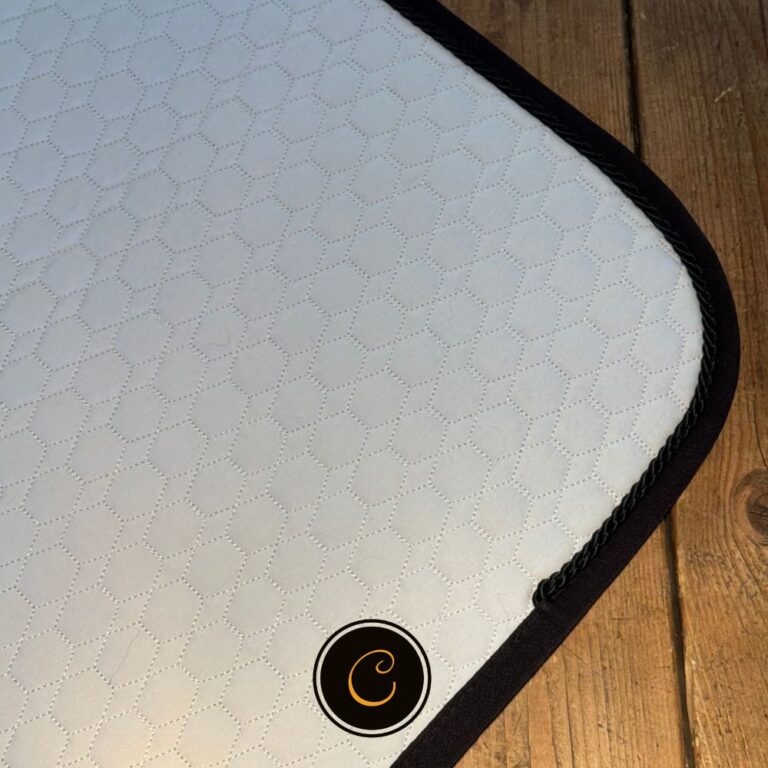 Mattes Wit dekje met zwart en afgewerkt met een naturel schoft bontje