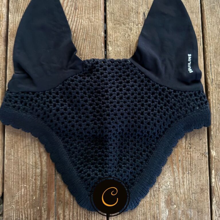 Blanco pony oornetje in het zwart